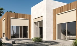 casă minimalistă cu ferestre și uși glisante la ieșirea spre grădină